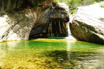 Descubrir un espectacular salto de agua tocando Farena: el charco de la Olla