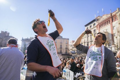 Adrià Wegrzyn, ganador del concurso de comer calçots de la Gran Fiesta de la Calçotada de Valls 2025.