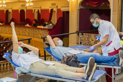 Imatge d'arxiu de dos donants de plasma al Teatre Fortuny de Reus