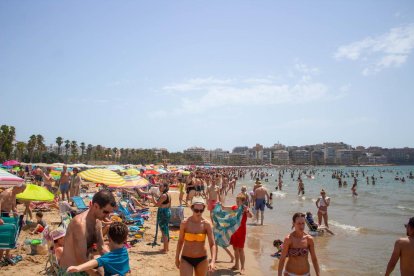 A conseqüència de l'inici de l'onada intensa de calor, ahir la platja de Salou es va omplir de banyistes.