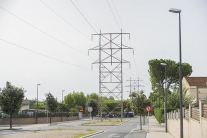 Fotografia d’arxiu de la línia d’alta tensió de la urbanització El Pinar, en el seu pas per l’avinguda de les Torres.