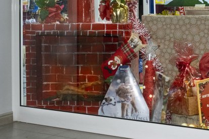 Imagen de archivo del escaparate de una tienda decorado de Navidad en Constantí.