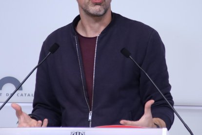 El portavoz de los comunes en el Parlamento, David Cid, durante una rueda de prensa.