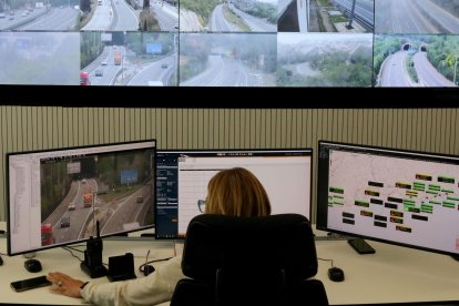 Monitors de control del Future Road Lab d'Abertis, a la C-32 sud.