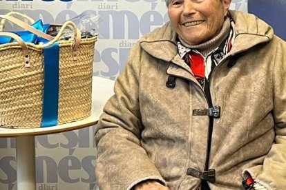 Magda Benavent Marsal recull la cistella de Caprabo i Diari Més.