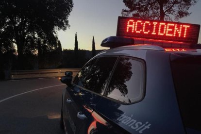 Imagen de un vehículo de los Mossos alertando de un accidente.
