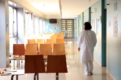 Una enfermera anda por la sala de espera de Enfermería Familiar y Comunitaria de un CAP