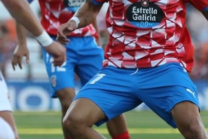Joan Oriol recibiendo la presión del extremo del Lugo, Antoñín, durante el partido de ida.