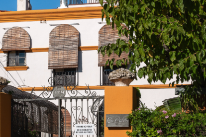 Edifici del restaurant La Caleta, situat al Passeig Maritim de Rafael de Casanova.