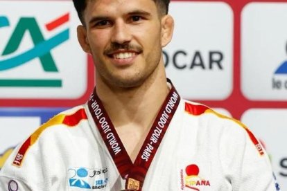 El canonjino David García Torné con la medalla de bronce.