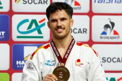 El canongí David García Torné amb la medalla de bronze.