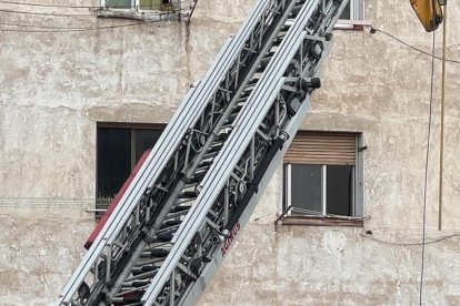Equipos especiales de los Bomberos trabajan en el desescombrado del edificio hundido en Badalona.
