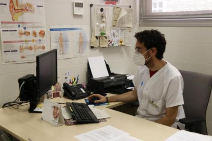 Imatge d'un metge a la seva consulta