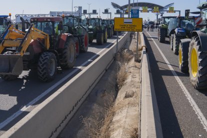Uns 500 tractors, provinents de diferents punts del Camp de Tarragona, Ebre i Lleida, van tallar l’A-27 durant diverses hores.