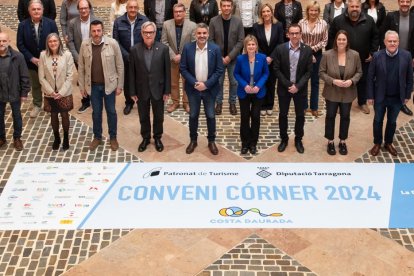 Foto de família amb els representants dels 32 agents turístics i municipals que conformen el Conveni Córner.