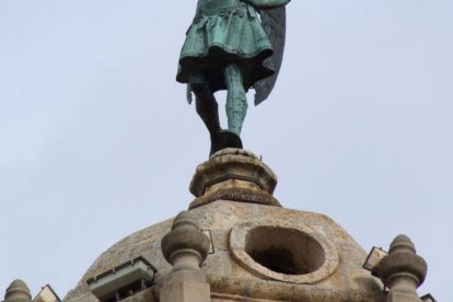Escultura de l'Àngel de Tobies al capdemunt del campanar del Vendrell.
