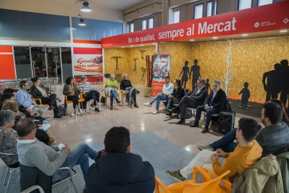 Membres de l’Ajuntament de Reus es van reunir amb els paradistes ahir, al mateix Mercat del Carrilet.