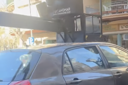 Imagen del elevador caído encima del coche.