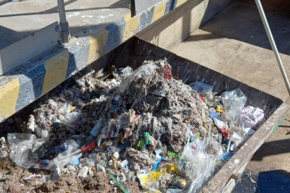 Aguas de Reus se ha visto obligados a efectuar operaciones de vaciado y desosbstrucció de diferentes cañerías e instalaciones de tratamiento.