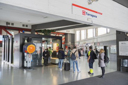 El centro de atención al cliente de la EMT de la estación acumula colas de usuarios para recargar las tarjetas.