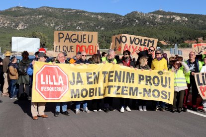 Los vecinos de Lilla concentrados en la rotonda de acceso a la A-27 en Montblanc.