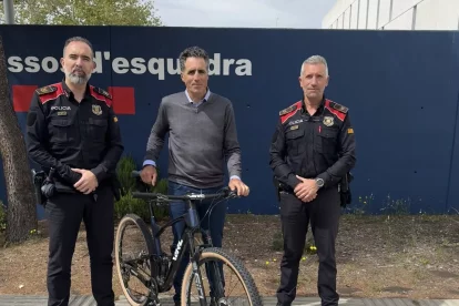 Els Mossos van entregar la bicicleta sostreta a Miguel Induráin.