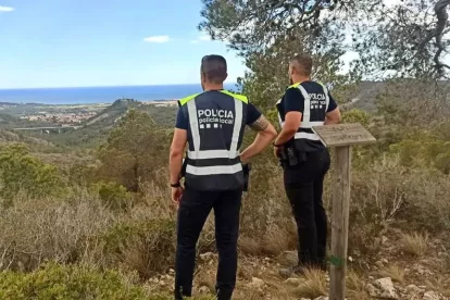 Dos agents a la zona del Torrent de Cal Setró.