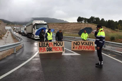 Imagen de la semana pasada de los vecinos de Lilla cortando los accesos a la A-27 y provocando retenciones.