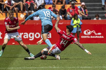 El mediocampista grana, Óscar Sanz, parando al carrilero del Celta Fortuna Joel López.