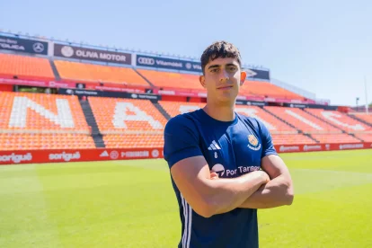 El jugador Marc Montalvo a la gespa del Nou Estadi Costa Daurada durant la jornada d’entrenament d’ahir.