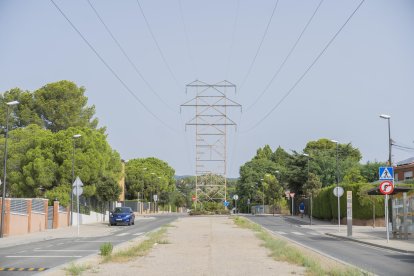 Fotografia d’arxiu de la línia d’alta tensió de la urbanització El Pinar, en el seu pas per l’avinguda de les Torres.