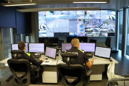 Sala de la comisaría de la Guardia Urbana de Tarragona desde donde se controlan las cámaras de videovigilancia de la ciudad.