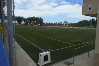 Foto d’arxiu del camp de futbol municipal d’Icomar, un dels vuit equipaments on es renovarà la gespa artificial