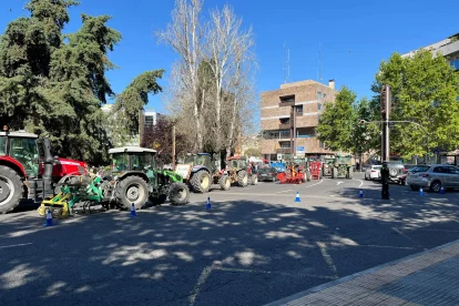 Imagen de los tractores aparcados en la plaza Imperial Tàrraco con la Subdelegación de Gobierno de fondo.
