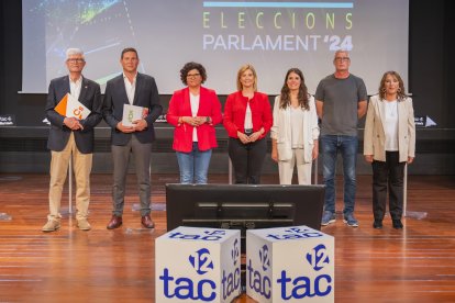 De izquierda a derecha: Matías Alonso (Ciudadanos), Sergio Macían (Vox), Rosa Maria Ibarra (PSC), Raquel Sans (ERC), Mònica Sales (Junts per Catalunya), Sergi Saladié (CUP) y Yolanda López (Comuns Sumar).
