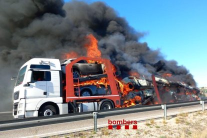 Imagen del camión en llamas.