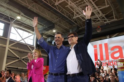 El presidente del gobierno español, Pedro Sánchez, y el cabeza de lista del PSC, Salvador Illa, saludando al inicio de un mitin en Sant Boi de Llobregat.