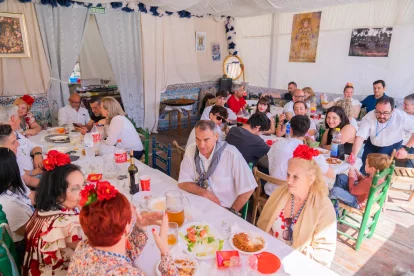 Les casitas|casetas de la romería se instalaron este fin de semana en torno al Santuario del Llorito.