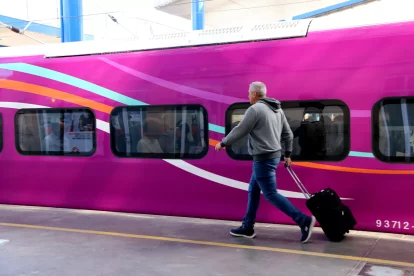 Uno de los nuevos trenes de alta velocidad S106 que Renfe ha puesto en circulación.