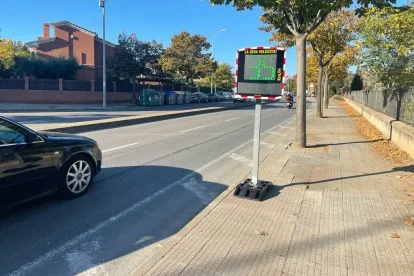 Un radar con una pantalla que muestra la velocidad a la que circula un vehículo.