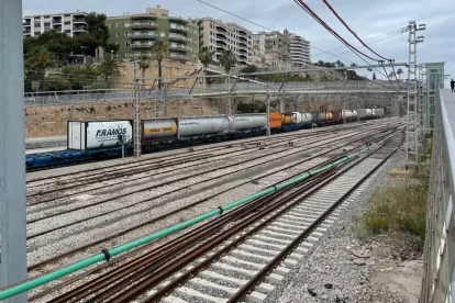 Imagen de un tren de mercancías circulante por Tarragona.