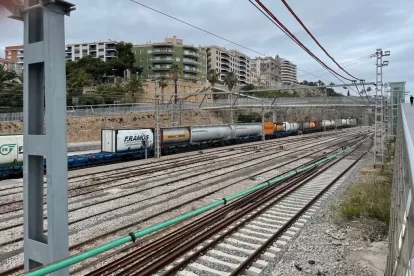 Imagen de un tren de mercancías circulando por Tarragona.