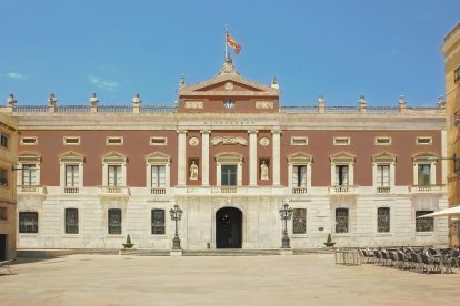 Imagen del aspecto que lucirá la fachada del Ayuntamiento este agosto, con el nuevo color que se ha descubierto durante los trabajos de restauración.