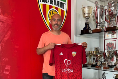 Manel Cazorla possa amb la samarreta de La Pobla de Mafumet.