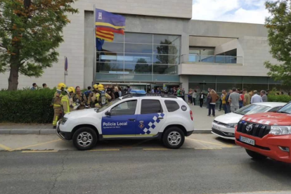 Imatge de la intervenció dels Bombers, amb els treballadors fora de l'Ajuntament.