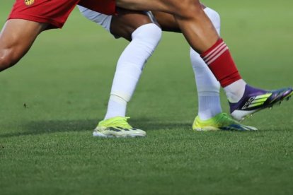 El delantero del Nàstic Pablo Fernández birlándole el esférico al extremo del Ceuta Cedric Teguía durante el partido del domingo.