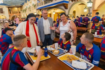 Sor Lucía Caram i Ramón Marsal amb alguns dels nens ucraïnesos que van visitar el PortAventura aquest dimecres.