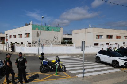 Illa de cases unifamiliars desallotjades per ordre judicial a Coma-ruga.