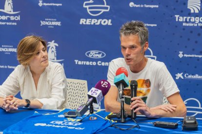 La presidenta del CBT, Núria Grados, y el nuevo técnico del CBT, Borja Comenge, durante la presentación.