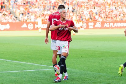 Alan Godoy celebrando un gol con el Nàstic